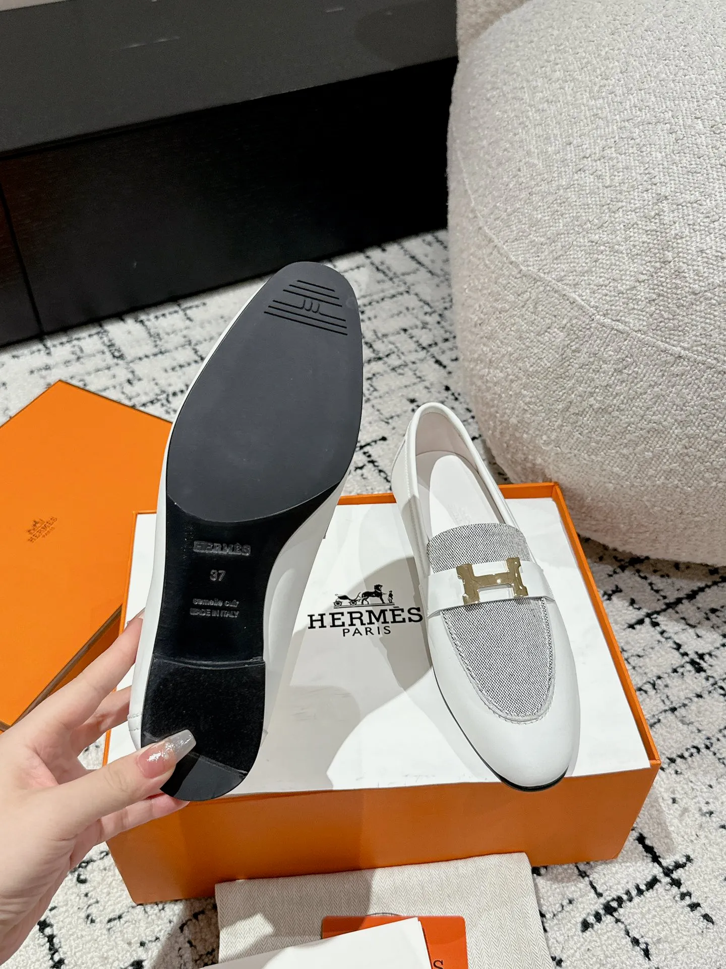 👟👟Ex-factory price 720👟👟 (top version) Hermes/25ss classic model is undoubtedly the leader in luxury goods. Every single product is very popular‼ ️Although the styles are few, they are more refined and more classic. They never go out of style. They are a brand that maintains and appreciates value. It is rare to have such a reputation in consumer goods sincerely! This pair of shoes is a classic style of this brand. It is decorated with metal buckles exclusive to Hermès. It is a classic that has become more and more beautiful over the course of history. We will bring out some goods from the channel in small quantities! The leather feels very, very soft and feels like baby skin! Feel the luxury! Supplies are huge! ✔️Material: imported sheepskin upper ✔️Inner lining/foot pads: imported sheepskin ✔️Outsole: genuine leather ➕tpu bottom ⚠️ ✔️Size: 35/36/37/38/39 (40/41/42 can be ordered)